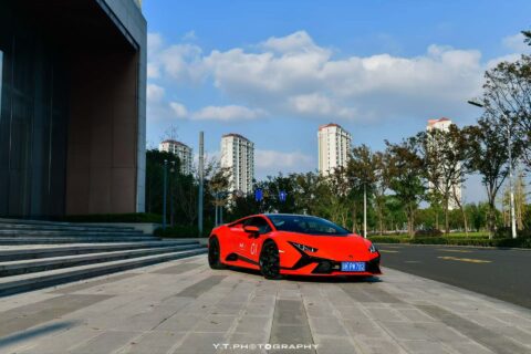 城市通勤开lamborghini，感觉好city啊！